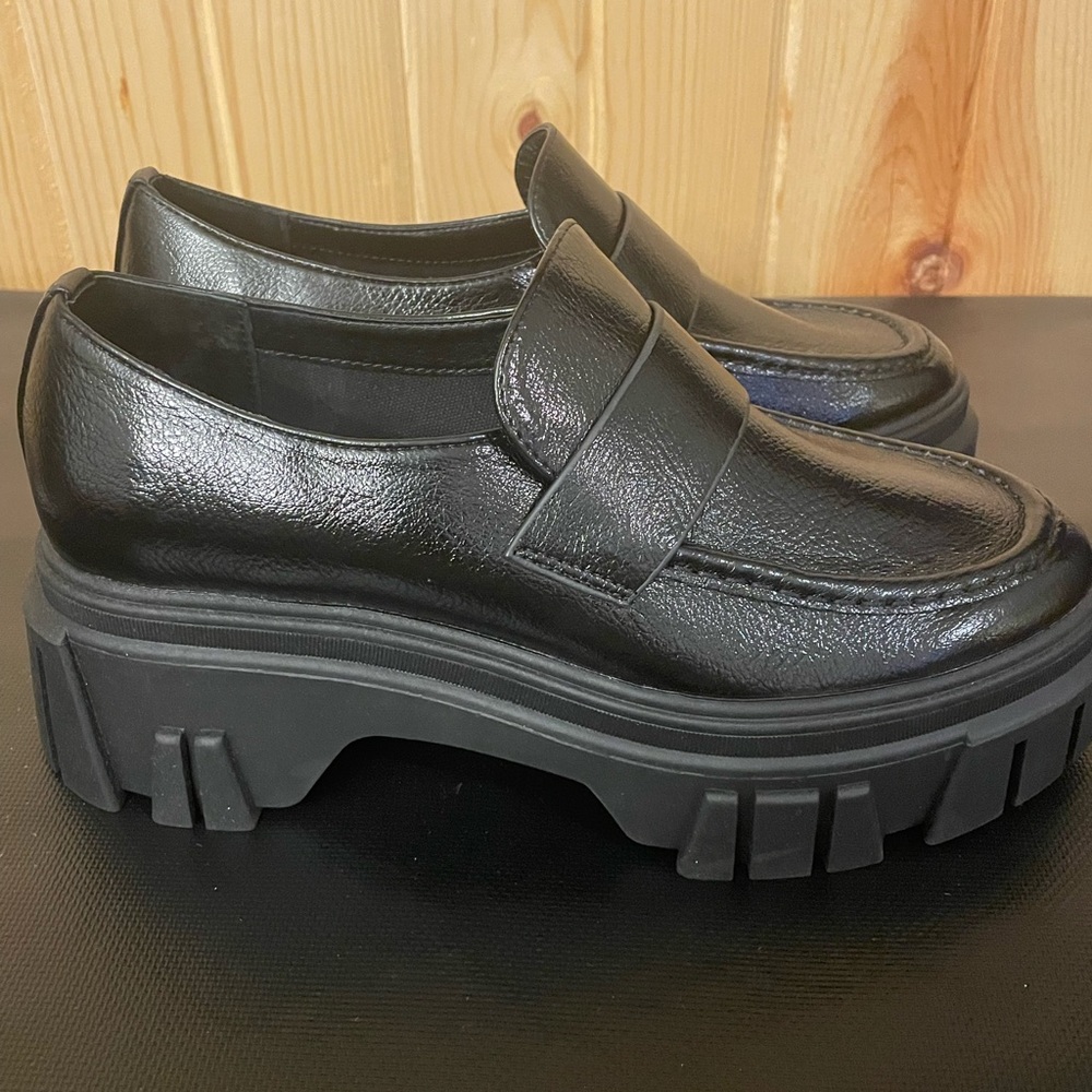 Women’s Chinese Laundry black platform loafer size 8 NEW
